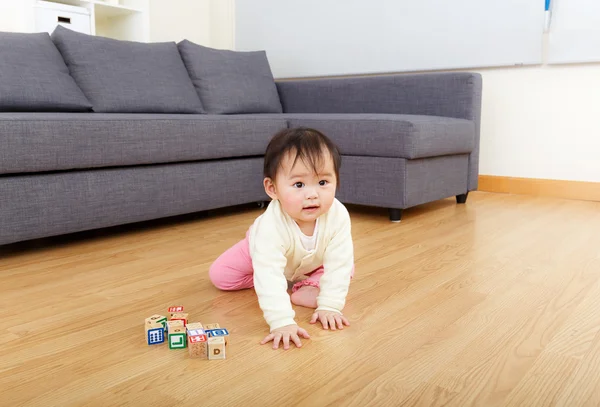 Asiático bebê menina rastejando em casa — Fotografia de Stock