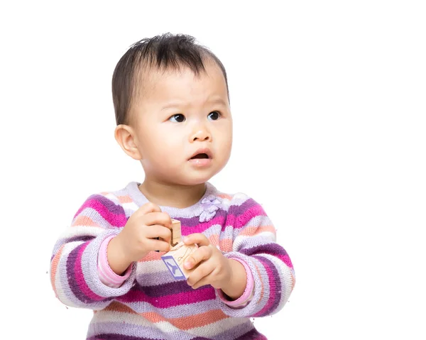 Азиатская девочка играет игрушечные блоки — стоковое фото