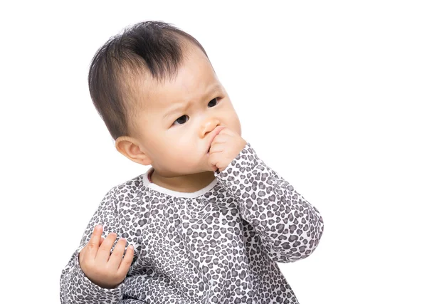 Азиатская малышка сосет палец в рот — стоковое фото