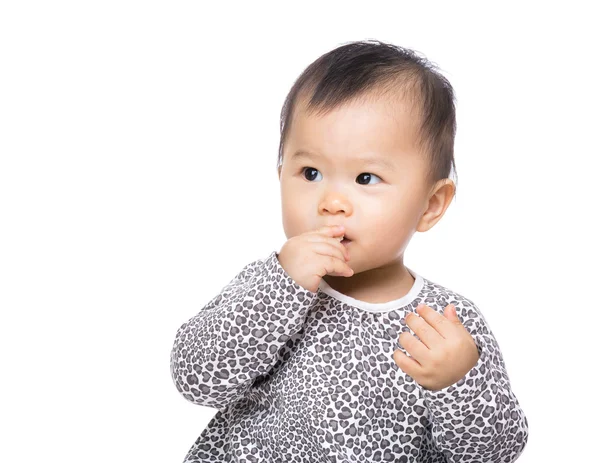 Aziatisch babymeisje zuigen vinger in de mond — Stockfoto