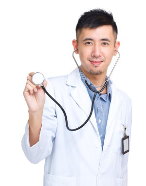 Asyalı doktor holding stetoskop 