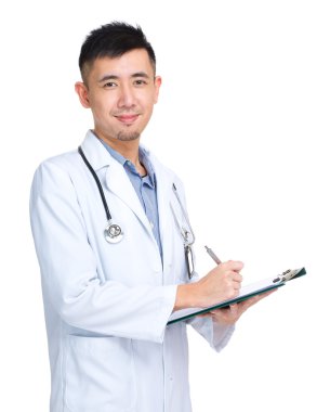 gülümseyen genç bir doktor panosuna yazma