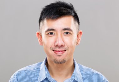 Yakışıklı genç adam.