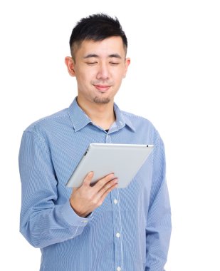 Asyalı adam tablet kullanıyor