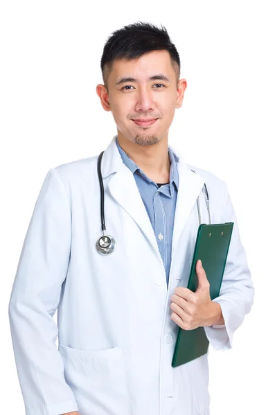 Asiático médico masculino con portapapeles — Foto de Stock