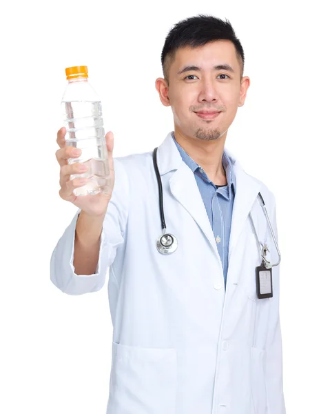 Asiático médico segurando garrafa de água — Fotografia de Stock