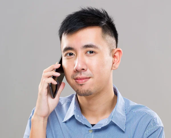 Hombre joven usando teléfono móvil —  Fotos de Stock