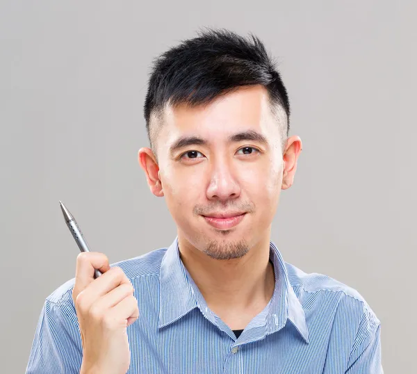 Genç Asyalı adam holding kalem — Stok fotoğraf