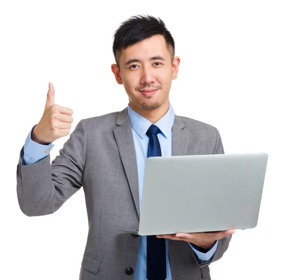 Молодой бизнесмен с ноутбуком и большим пальцем вверх — стоковое фото
