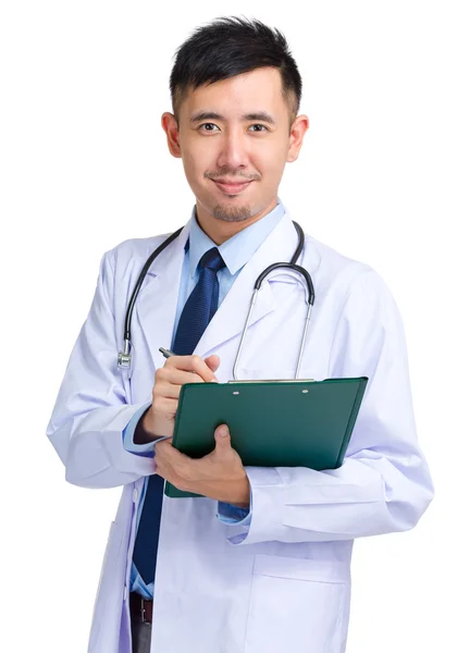 Mladý lékař psaní na schránce — Stock fotografie