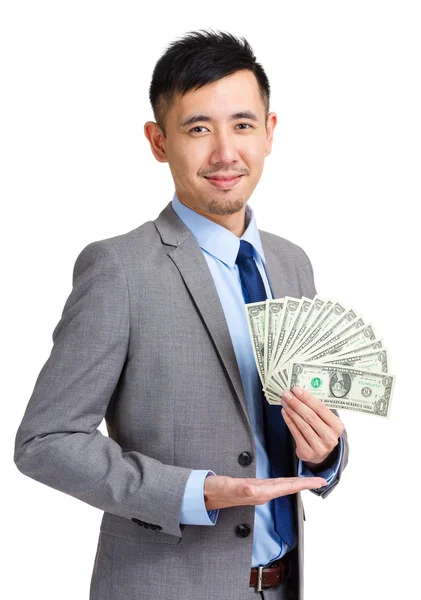 Człowiek biznesu Wyświetlono wachlarz środków pieniężnych — Zdjęcie stockowe