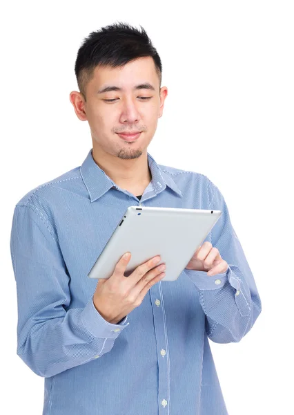 Aziatische man op zoek naar tablet — Stockfoto