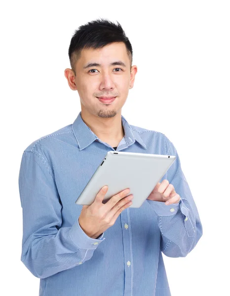 Joven tocando la tableta — Foto de Stock