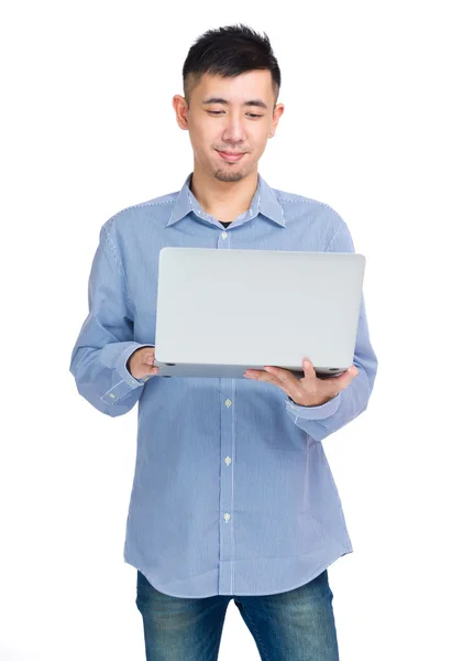 Uomo utilizzando il computer portatile — Foto Stock