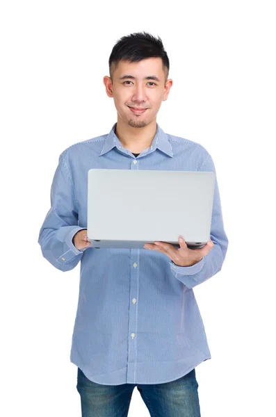 Azjatycki człowiek za pomocą komputera — Zdjęcie stockowe