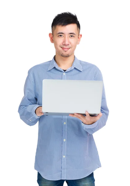 Азиатский человек держит ноутбук — стоковое фото