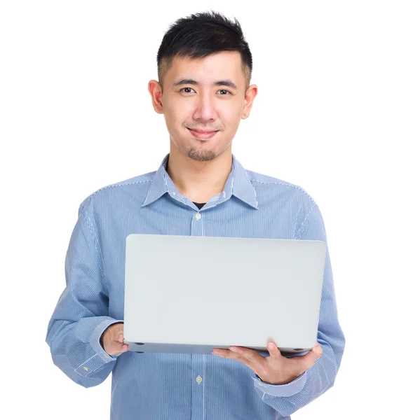 Jovem asiático homem segurando laptop computador — Fotografia de Stock