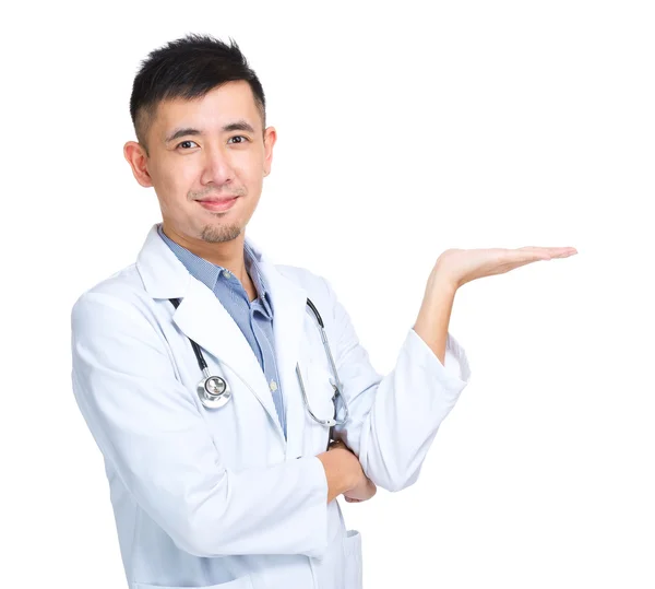 Молодой азиатский врач представляет — стоковое фото