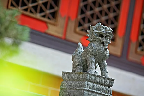 Statua di leone nel tempio cinese — Foto Stock