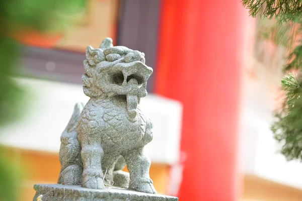 Leeuw standbeeld in chinese stijl tempel — Stockfoto