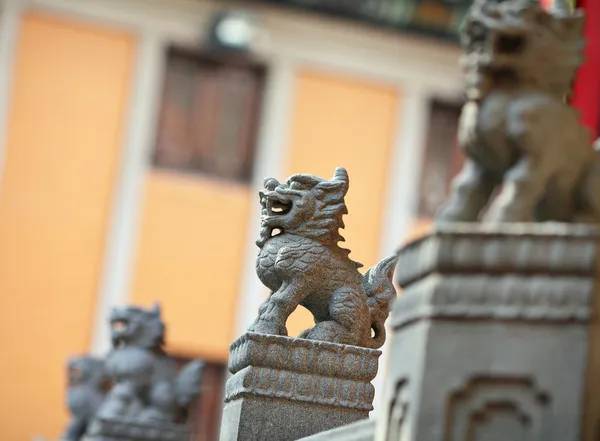 Statua del leone nel tempio cinese di Hong Kong — Foto Stock