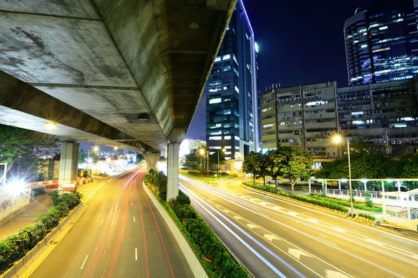Trilha de luz do carro e paisagem urbana — Fotografia de Stock