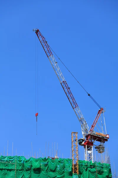 Guindaste de construção no topo do telhado — Fotografia de Stock