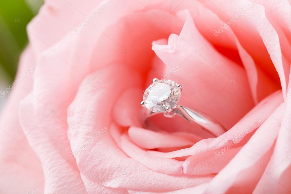 Rose avec bague sale