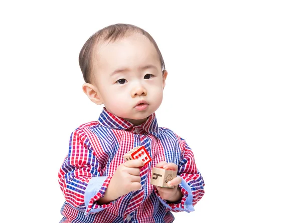 Asiático bebé niño celebración juguete bloque —  Fotos de Stock