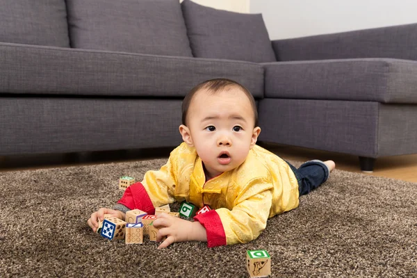 Китайский мальчик играет в игрушечный блок дома — стоковое фото
