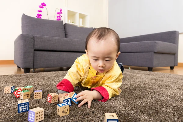 Kinesiska baby boy spela trä leksak block hemma — Stockfoto