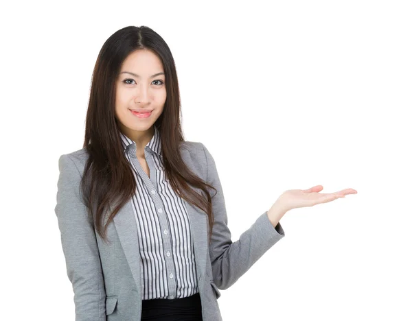 Asiatische Geschäftsfrau etwas einführen — Stockfoto