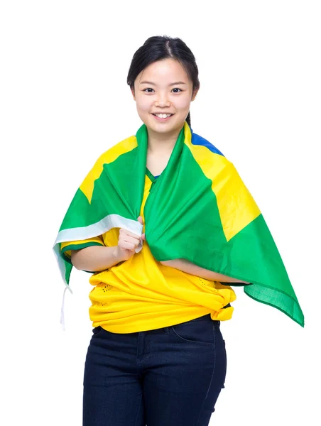 Asiática fãs de futebol feminino drapeado com a bandeira do Brasil — Fotografia de Stock
