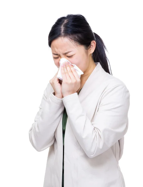 Asiática mujer estornudo — Foto de Stock