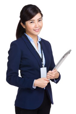 dizüstü bilgisayarınızla tutan kadın 