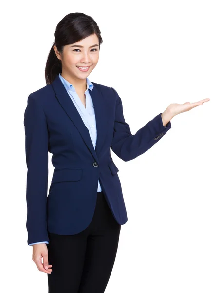 Mujer de negocios presentando — Foto de Stock