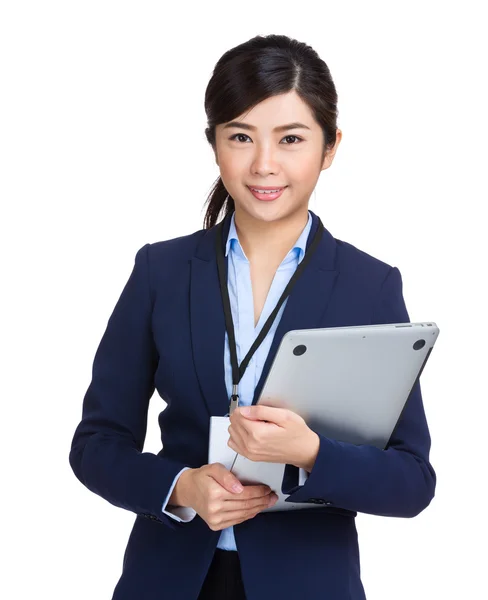 Business woman holding laptop — Stockfoto