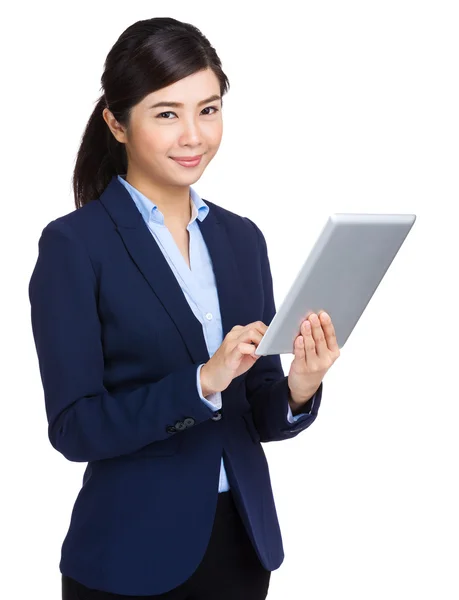 Affärskvinna hålla TabletPC — Stockfoto