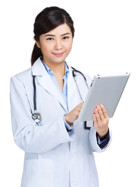 Kadın doktor holding tablet — Stok fotoğraf