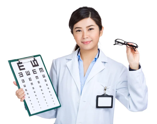 Médica feminina segurando eyechart e óculos — Fotografia de Stock