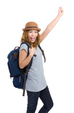 Sırt çantalı heyecanlı kadın 