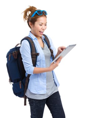 kadın yolcunun tablet kullanma