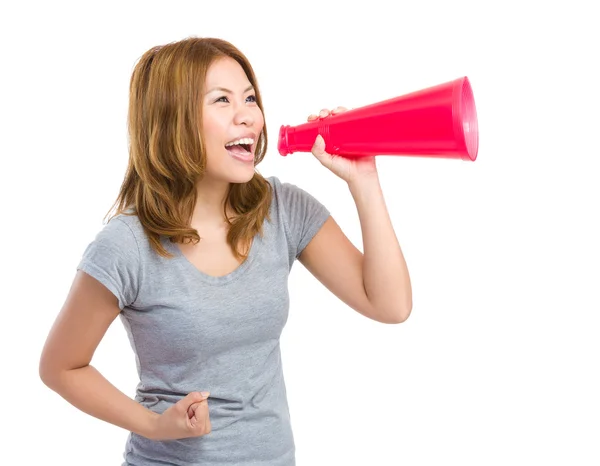 Возбужденная женщина кричит с мегафоном — стоковое фото
