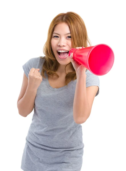 Vrouw schreeuwen via luidspreker — Stockfoto