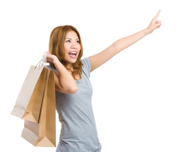 Взволнованная женщина ходит по магазинам с поднятой рукой — стоковое фото