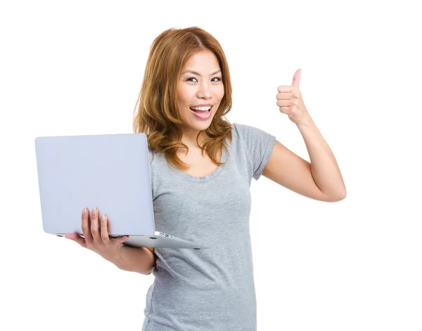 Giovane donna che tiene il computer portatile facendo pollice in su — Foto Stock