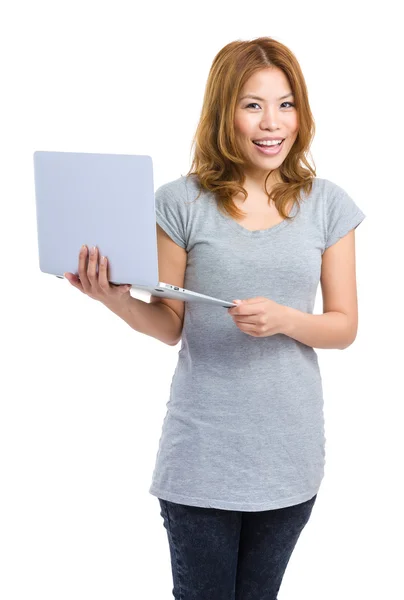 Frau hält Laptop in der Hand — Stockfoto