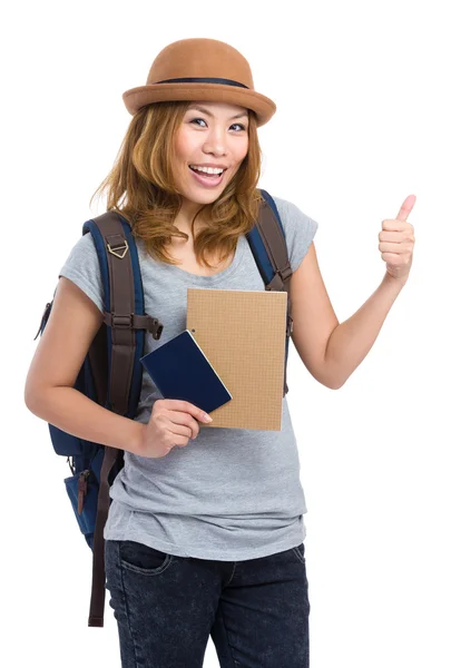 Азиатская женщина с рюкзаком в руках держит паспорт и большой палец вверх — стоковое фото