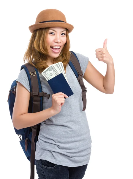 Backpacker woman holding passport and money with thumb up — Stock Photo, Image