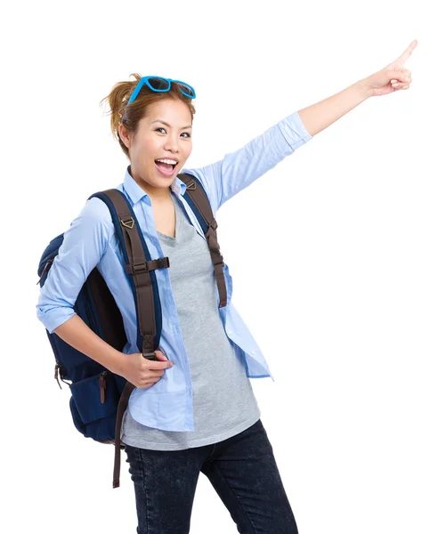 Turista femenina con la mano apuntando hacia arriba — Foto de Stock